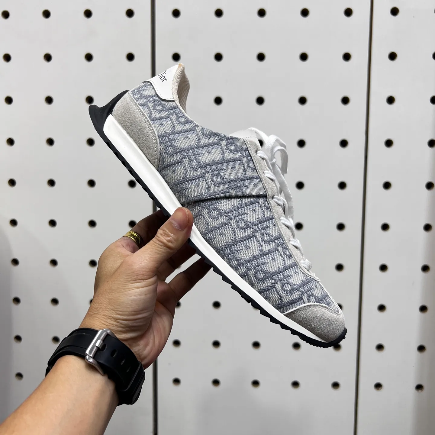 Factory price: 420💰【DIAo•Dior】Original quality.~ Unique modern style sneakers. 🏃A must-have casual shoe for trendy men😍😍 Original brand imported from Italy, imported original leather, sheep lining (refuses to discolor and grind feet) Sole: Original sole provided by the original factory, French lazy style design ⚠️Fit to the feet, original quality, super comfortable original sole. It’s like shooting the real thing 🎬The real thing is better, high-quality sneakers, size: 38-44, custom-made 45